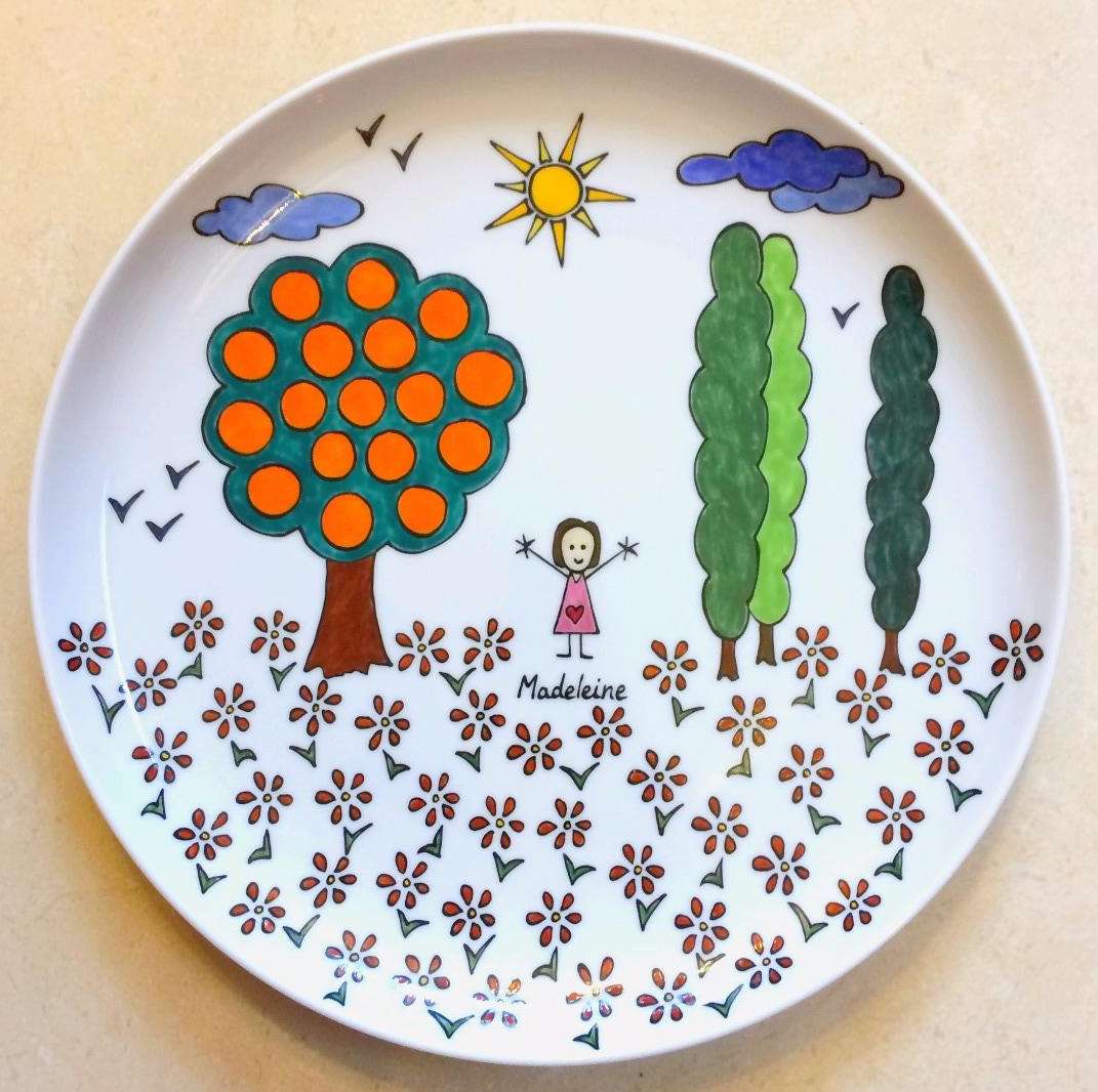Assiette plate Elysée en porcelaine personnalisée dans un style naïf en couleur