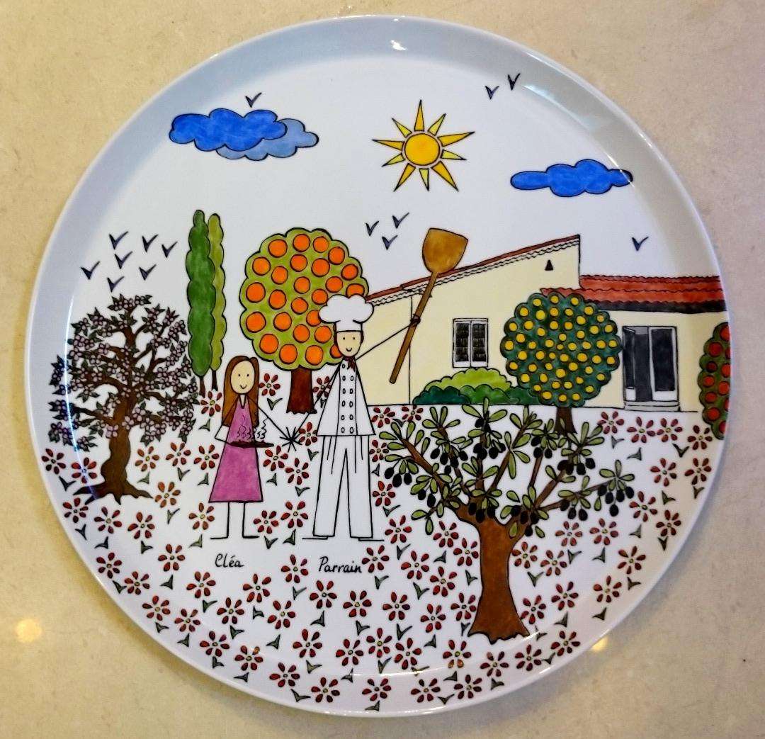 Plat à tarte en porcelaine personnalisé dans un style naïf pour un parrain de sa filleul avec une maison.