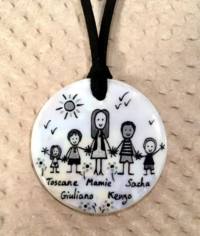 - Pendentif en porcelaine personnalisé dans un style naïf en noir et gris.