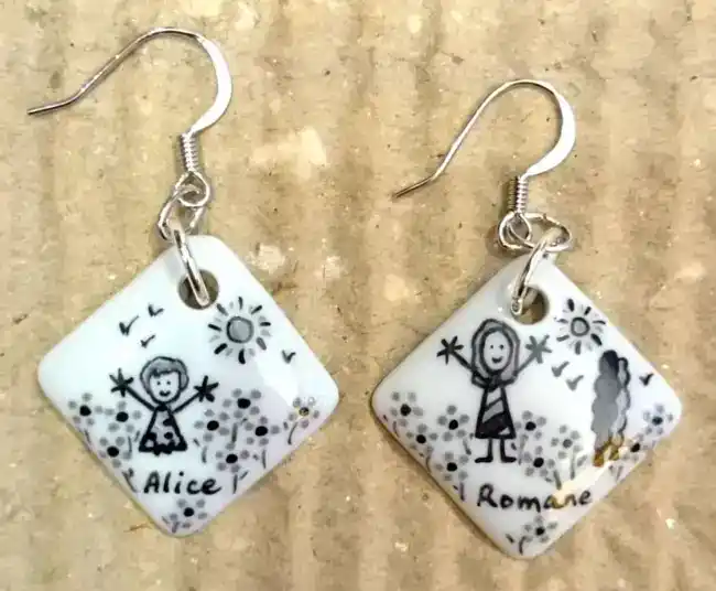 Boucles d'oreilles carrées en porcelaine personnalisées dans un style naïf en noir et gris