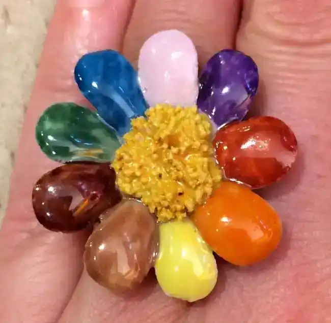 Bague marguerite personnalisée par des pétales de différentes couleurs