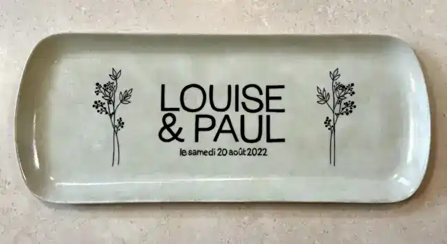 - Cadeau de mariage plat à cake en porcelaine personnalisé d'après le faire-part de mariage.