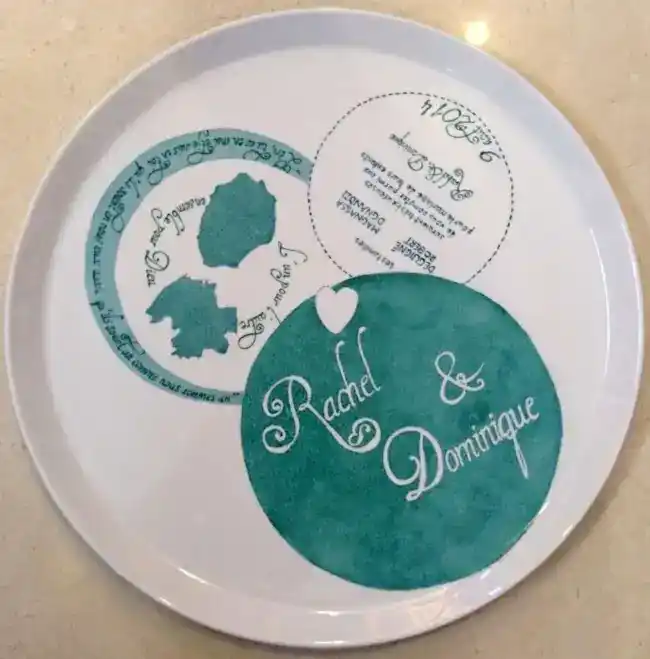 - Cadeau de mariage plat à tarte en porcelaine personnalisé d'après le faire-part de mariage.