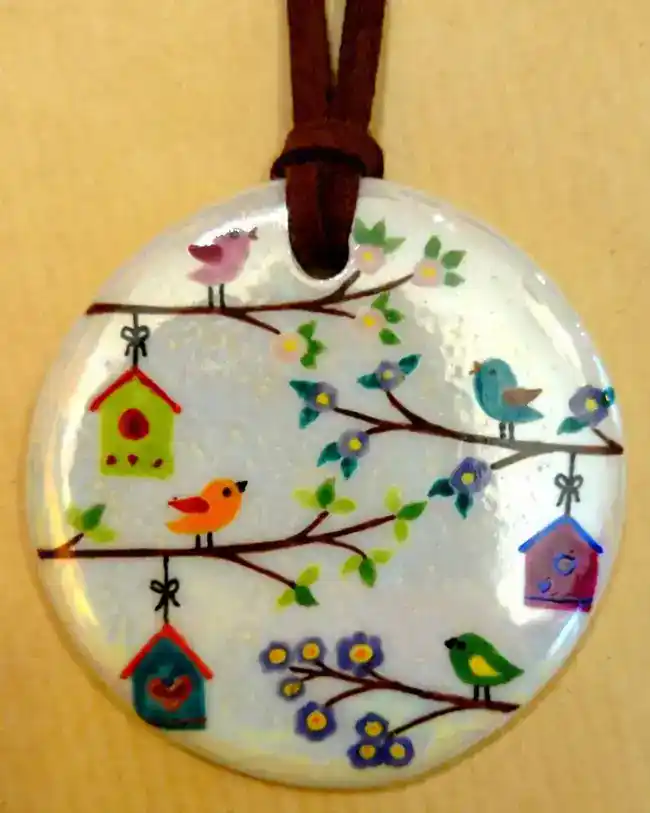 - Pendentif en porcelaine personnalisé d'après un faire-part de naissance.