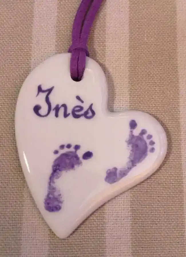 Pendentif coeur asymétrique en porcelaine personnalisé d'après le faire-part de naissance ines