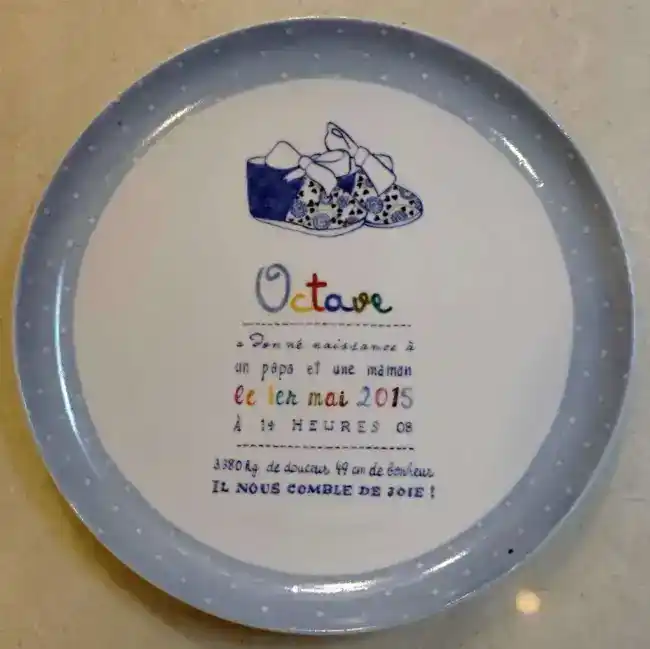 Cadeau de naissance assiette plate en porcelaine personnalisée d'après le faire-part de naissance.