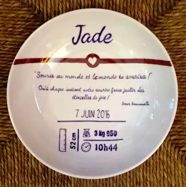 Assiette creuse en porcelaine personnalisée d'après un faire-part de naissance.