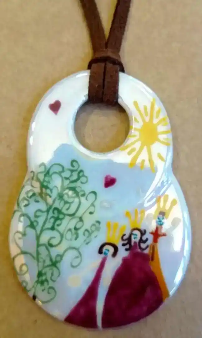 - Pendentif en porcelaine personnalisé par un dessin d'enfant.