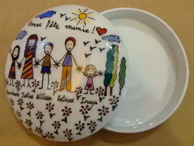 - Cadeau Mamie boîte ronde grand modèle en porcelaine personnalisée par les petits enfants.