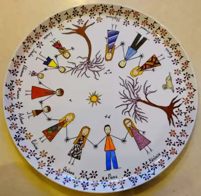 Plat à tarte en porcelaine personnalisé dans un style naïf par une famille.