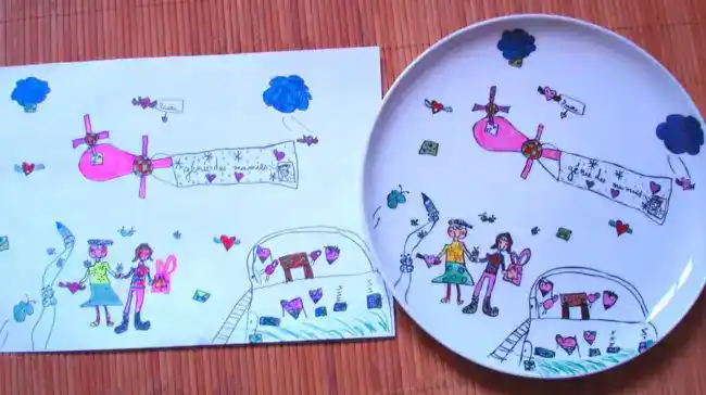 Assiette plate Elysée en porcelaine personnalisée d'après le dessin d'un enfant.