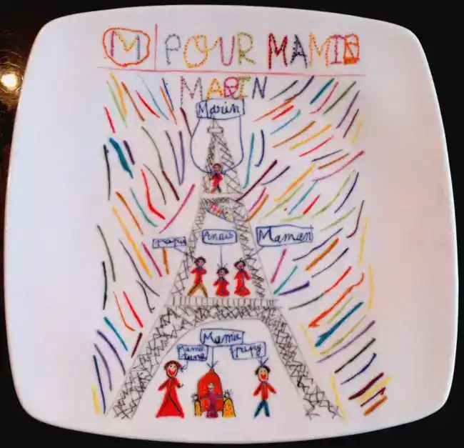 - Cadeau Mamie assiette en porcelaine personnalisée d'après un dessin d'enfant.