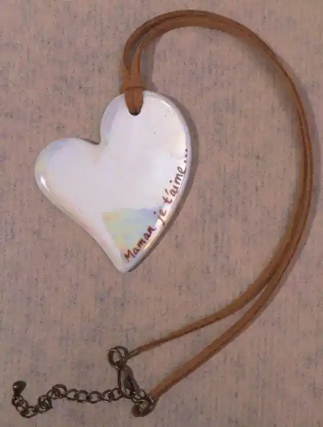 Pendentif coeur asymétrique en porcelaine personnalisé par Maman je t'aime