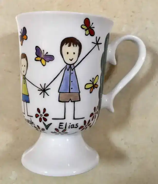 - Cadeau Maman mug en porcelaine personnalisé dans un style naïf.