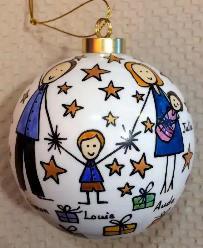 Boule de Noël personnalisée dans un style naïf.