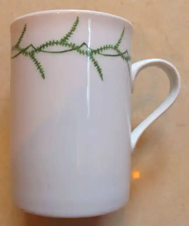 Mug Anglais en porcelaine personnalisé par une frise verte.