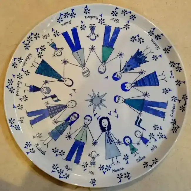 Plat à tarte en porcelaine personnalisé dans un style naïf par une famille dans les tons bleus.