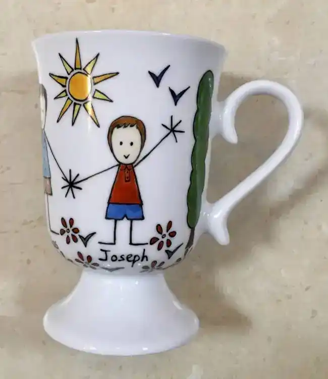 Mug sur pied en porcelaine personnalisé dans un style naïf.