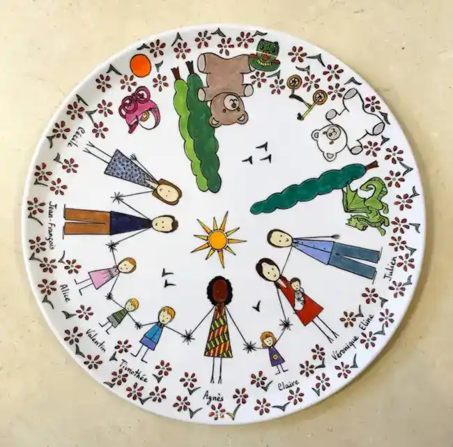 Plat à tarte en porcelaine personnalisé pour une nounou dans un style naïf et agrémenté de jouets.