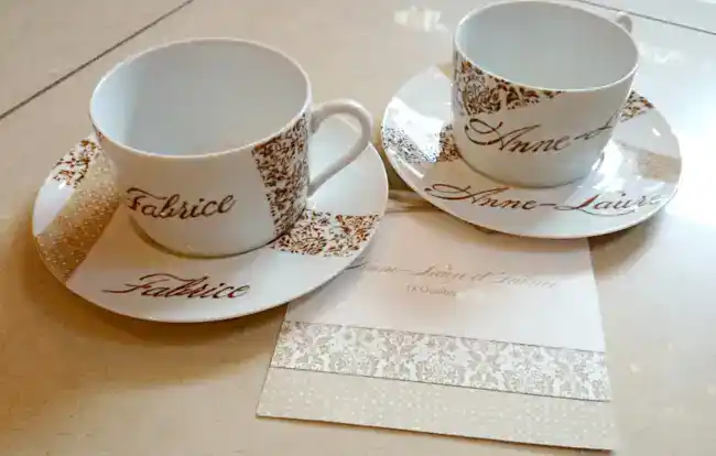 - Cadeau de mariage déjeuners en porcelaine personnalisés d'après le faire-part de mariage.