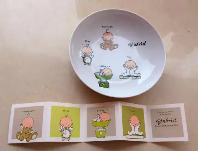 Assiette creuse en porcelaine personnalisée d'après le faire-part de naissance