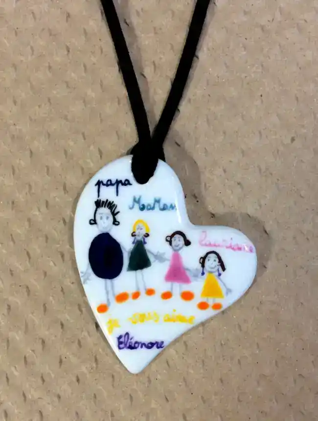 Pendentif cœur asymétrique en porcelaine personnalisé par un dessin d'enfant.