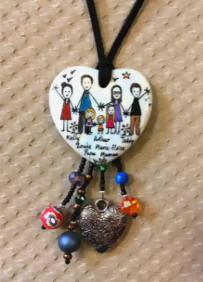 Pendentif cœur en porcelaine et breloques personnalisé dans un style naïf en couleur fond nacré.