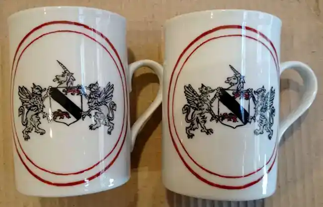 Mugs Anglais en porcelaine personnalisés par un blason.