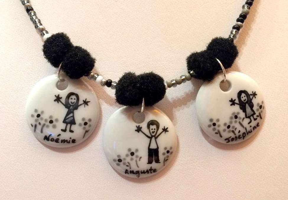 Collier trois petits ronds en porcelaine personnalisé dans un style naïf.