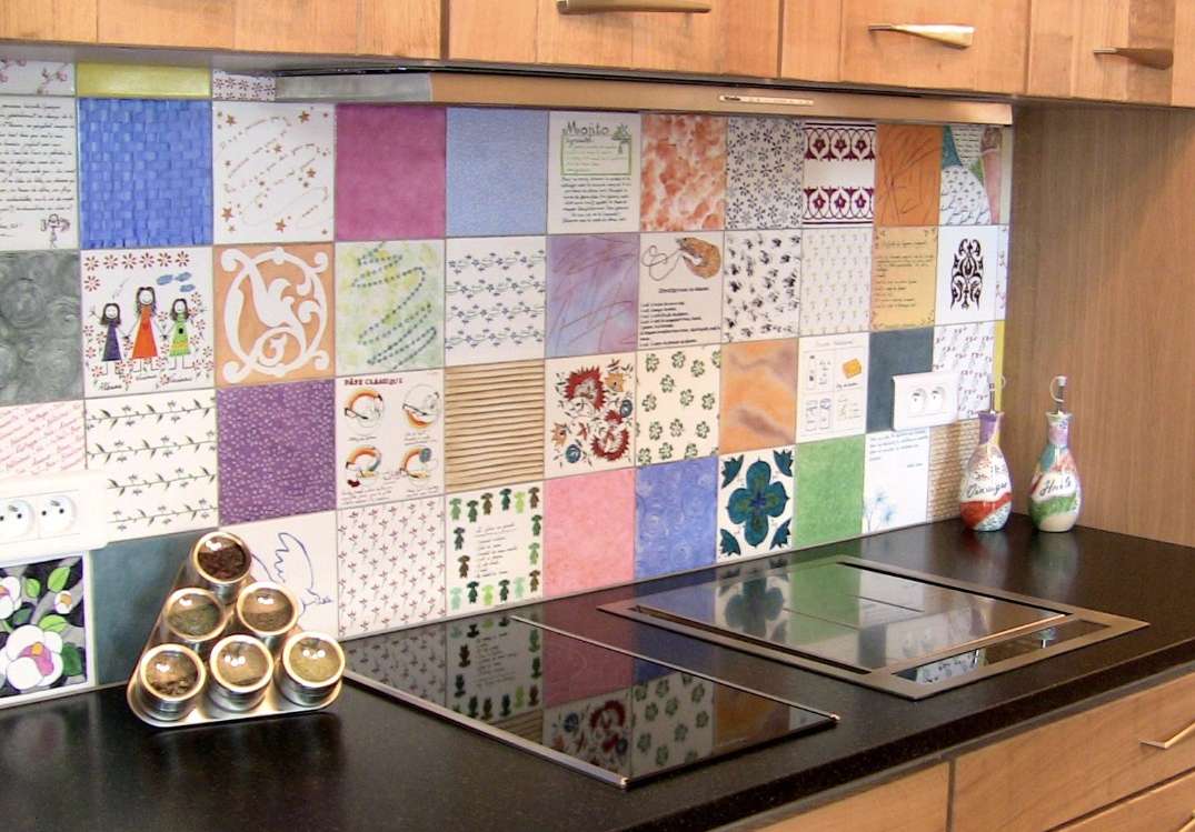 Cuisine personnalisée par des carreaux de faïence peint dans un style patchwork. Sur devis