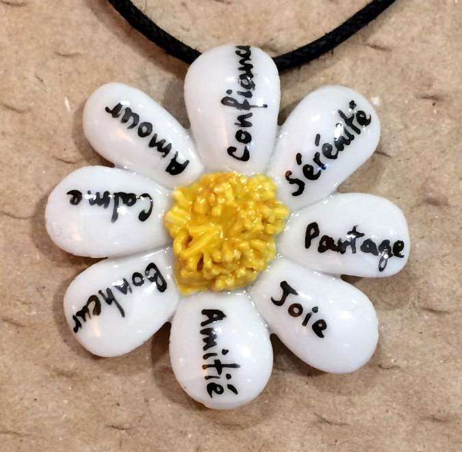 Pendentif marguerite en porcelaine personnalisé par des mots.