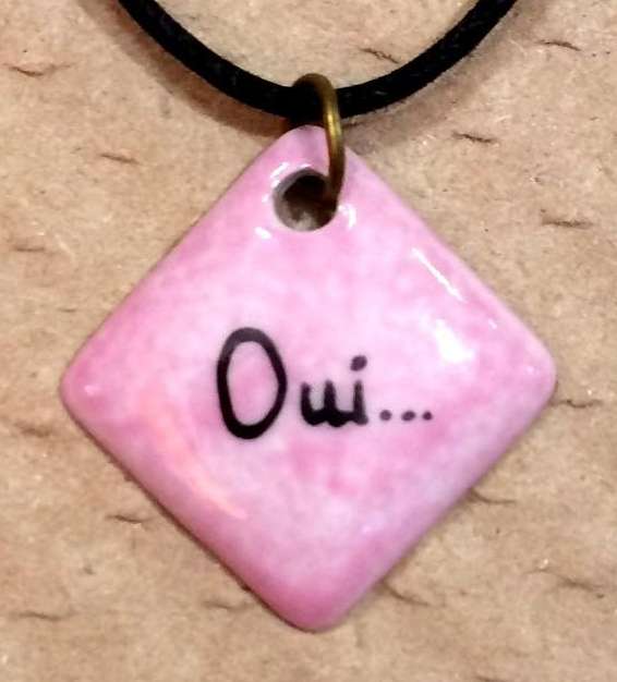 Pendentif petit carré en porcelaine personnalisé par un "Oui..."