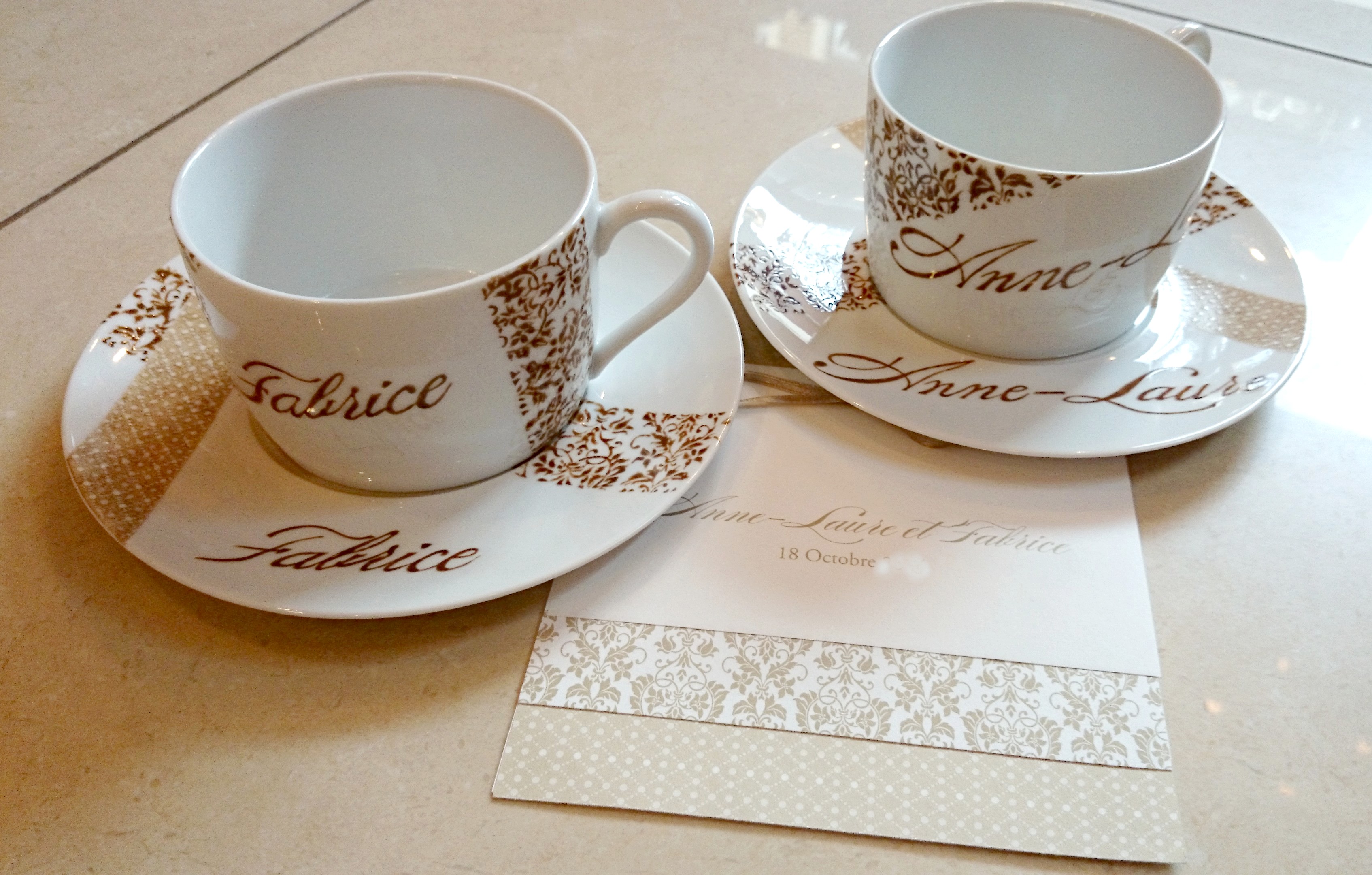 - Cadeau de mariage déjeuners en porcelaine personnalisés d'après le faire-part de mariage.