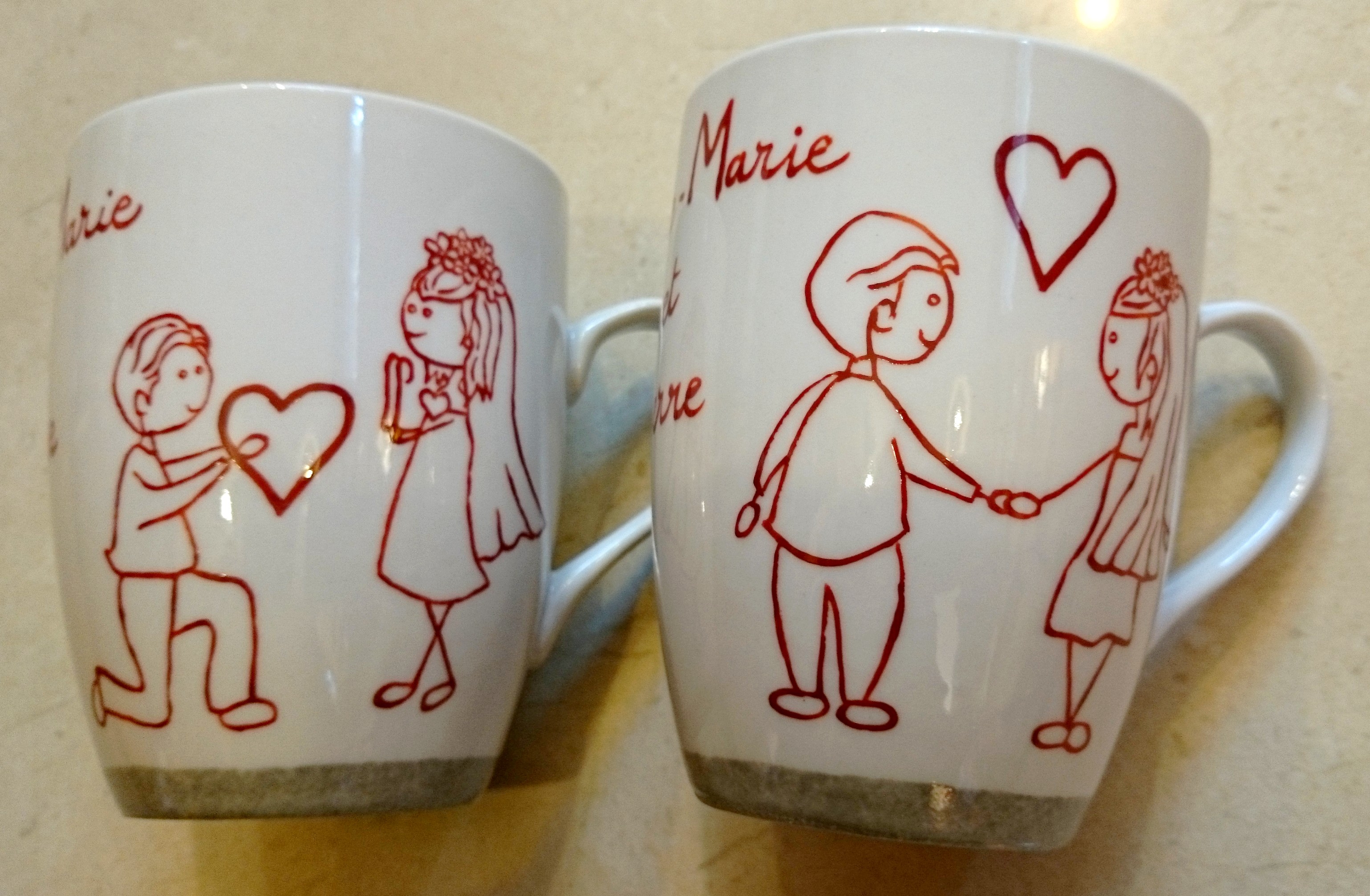 - Cadeau de mariage mugs en porcelaine personnalisés d'après le faire-part de mariage.